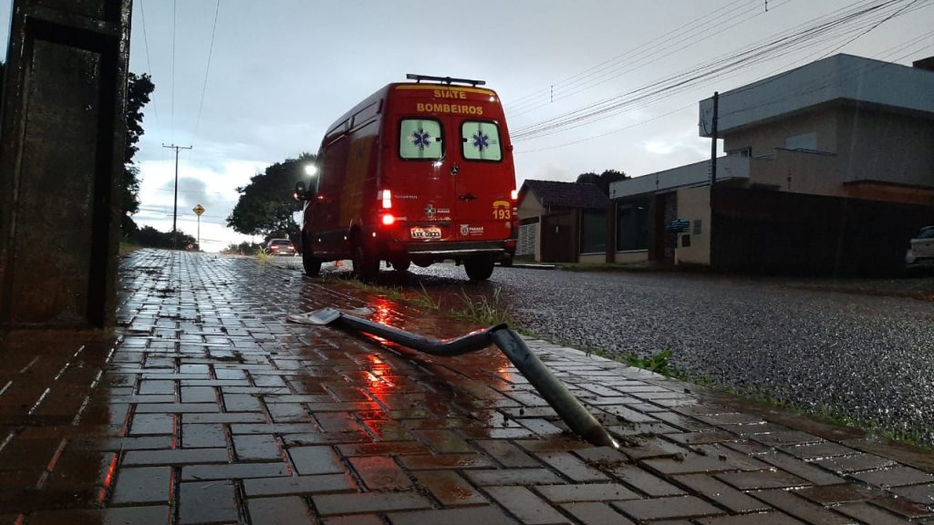 Motociclista de 50 anos fica ferido ao colidir em placa de trânsito no Alto Alegre Motociclista de 50 anos fica ferido ao colidir em placa de trânsito no Alto Alegre