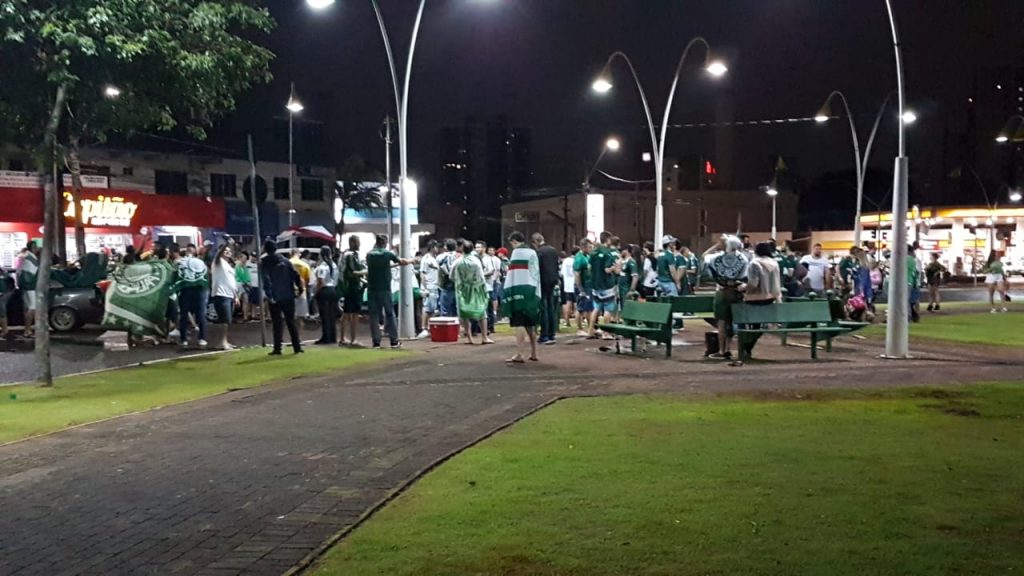 Festa de palmeirenses na Avenida Brasil não tem hora para acabar Festa de palmeirenses na Avenida Brasil não tem hora para acabar