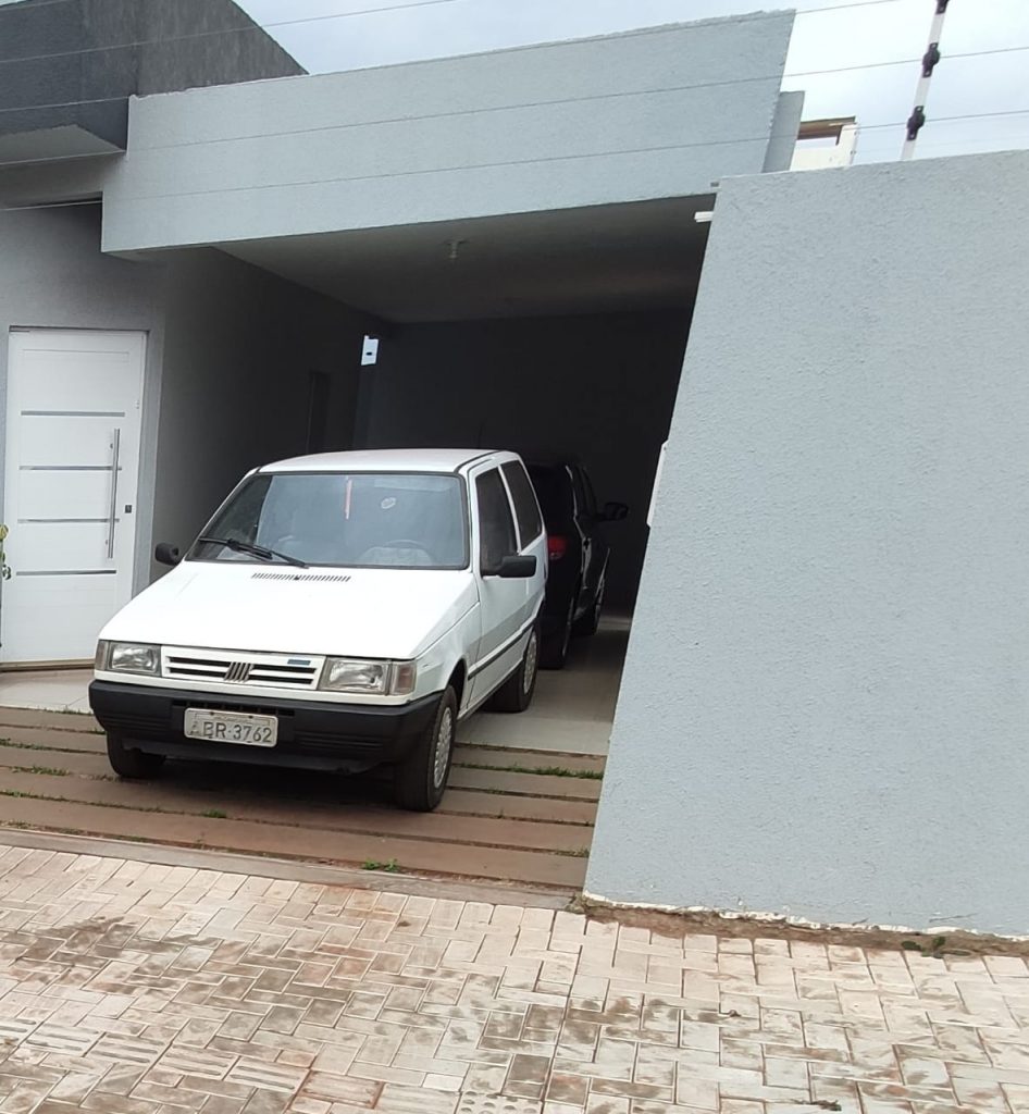 Fiat Uno branco placas ABR-3762 foi furtado em Cascavel; câmeras flagraram a ação Fiat Uno branco placas ABR-3762 foi furtado em Cascavel; câmeras flagraram a ação