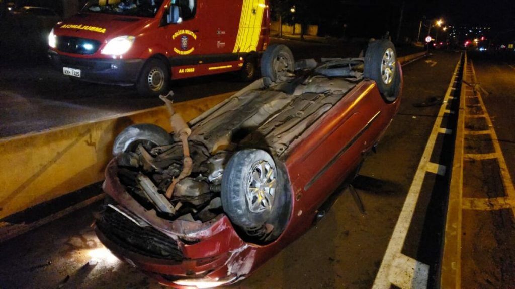 Motorista capota carro ao fazer manobra irregular e acaba preso por embriaguez em Campo Mourão