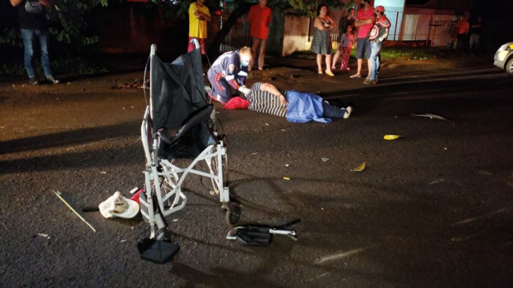 Cadeirante fica ferido ao ser atropelado por motociclista em Campo Mourão