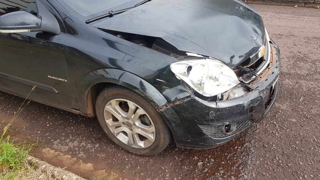 Colisão de trânsito deixa veículos danificados na Rua JK, esquina com a Rua Fortaleza
