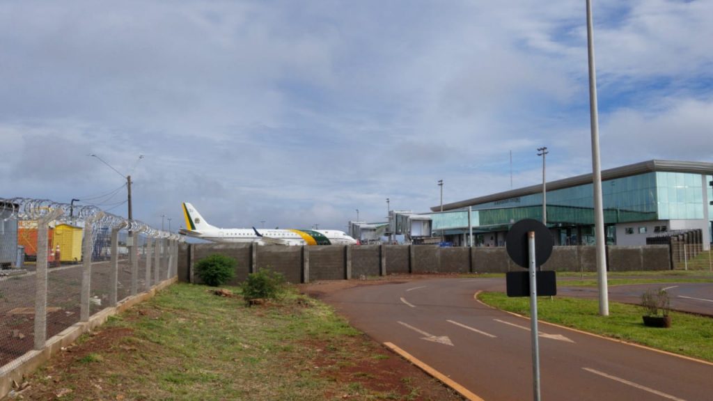 Avião com comitiva presidencial chega ao aeroporto de Cascavel; Bolsonaro estará na cidade nesta semana