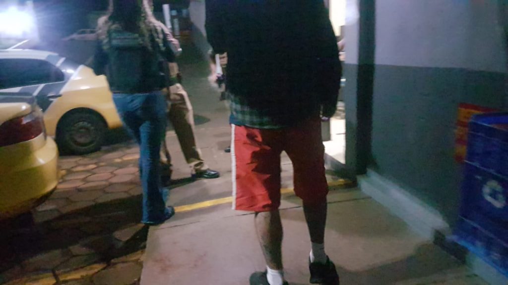 Motorista de Ford Ka é preso por embriaguez ao volante na Rua Paraná