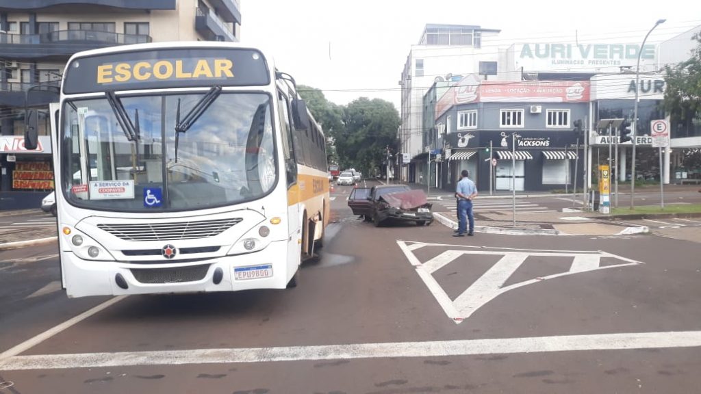 Carro e ônibus se envolvem em acidente na Avenida Brasil, no Centro Carro e ônibus se envolvem em acidente na Avenida Brasil, no Centro