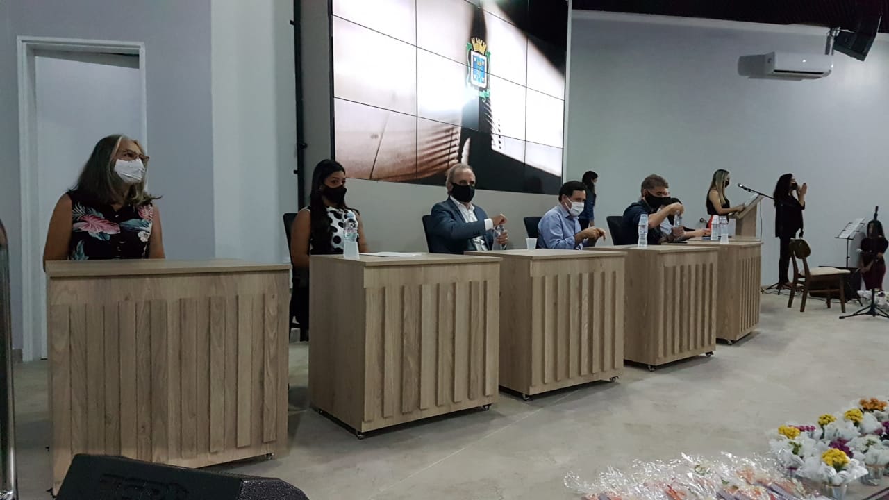Prefeito e secretária de Educação dão posse aos diretores de escolas municipais Imagem referente a Prefeito e secretária de Educação dão posse aos diretores de escolas municipais