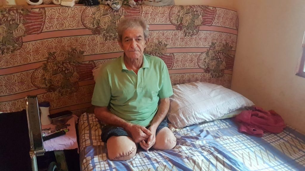 Idoso precisa comprar cadeira de rodas elétrica após amputação das pernas