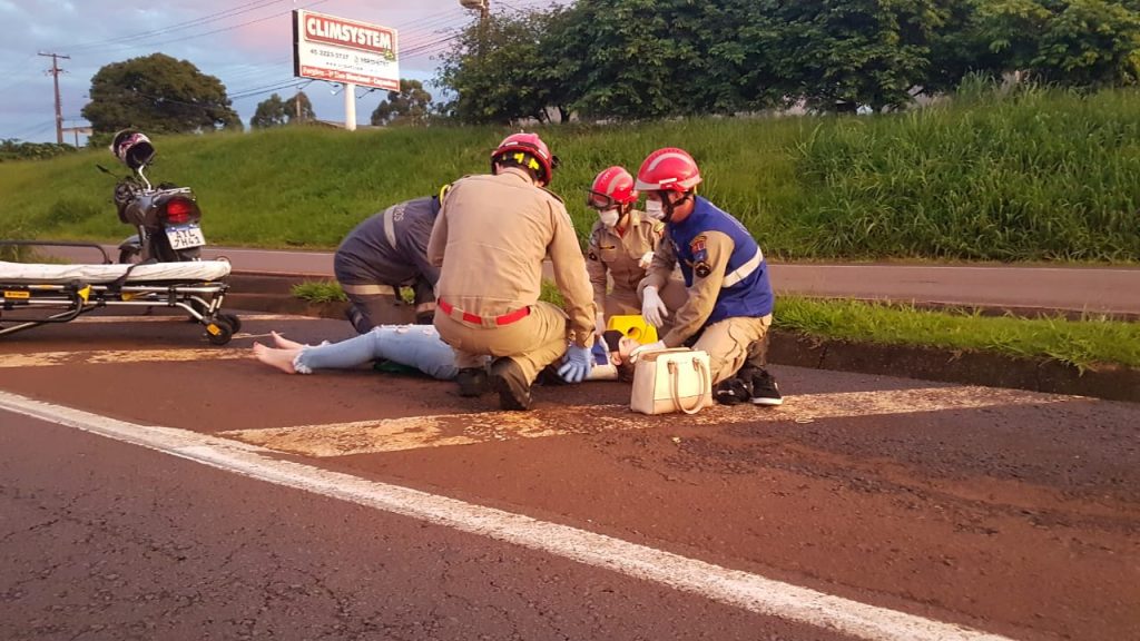Queda de moto deixa duas pessoas feridas na PRc-467, próximo ao viaduto da Av. Piquiri; Siate foi mobilizado