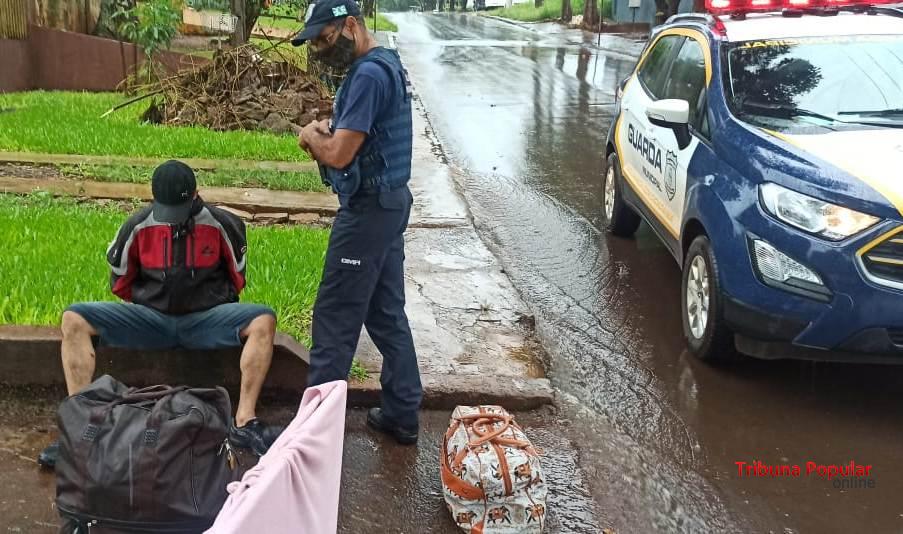 GM prende em flagrante autor de furto a residência no Campos do Iguaçu, em Foz Imagem referente a GM prende em flagrante autor de furto a residência no Campos do Iguaçu, em Foz