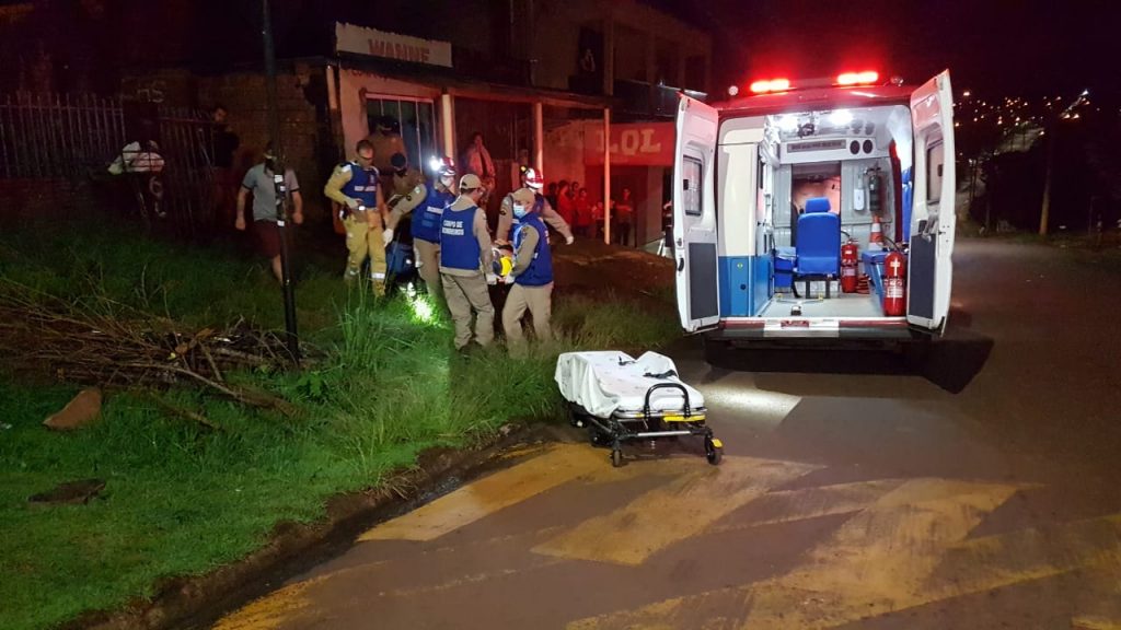 Homem é atingido por vários disparos de arma de fogo na Av. Corbélia, no Bairro Periolo