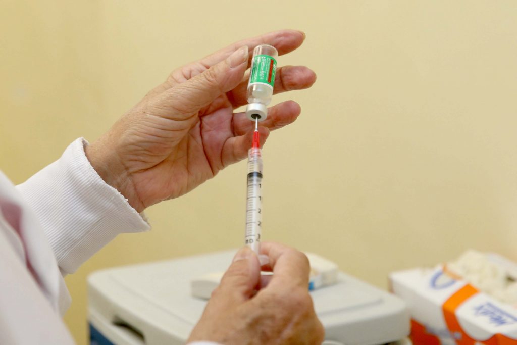 Com mais de 158 mil vacinados, Paraná aplica 66% das doses disponíveis Com mais de 158 mil vacinados, Paraná aplica 66% das doses disponíveis