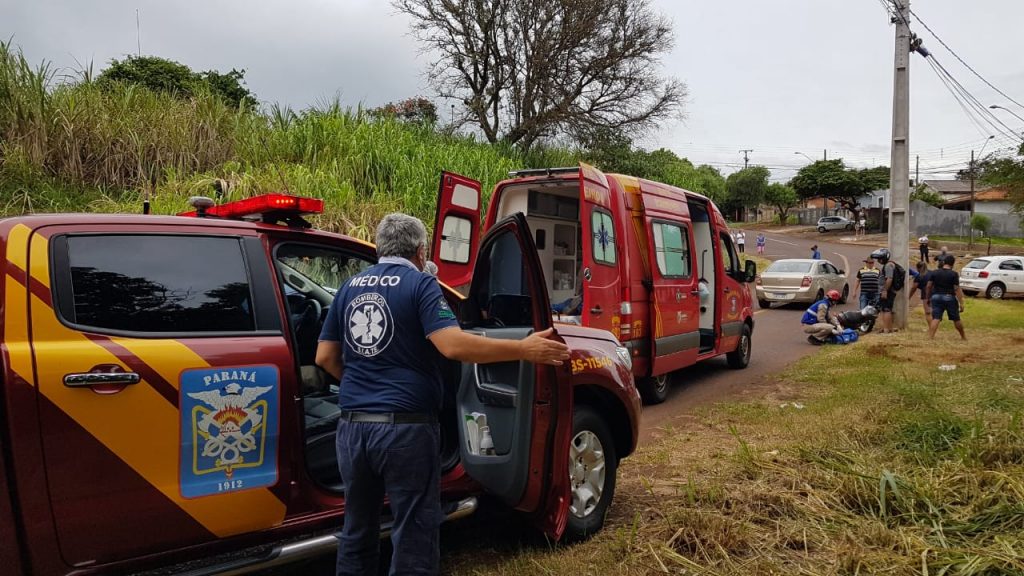 Motociclista sofre mal súbito, colide contra poste de iluminação pública e fica gravemente ferido