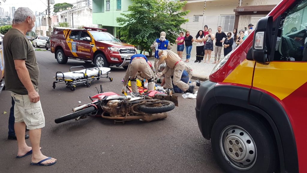Motociclista de 20 anos, entregadora de aplicativo, sofre fratura exposta em acidente, no Centro Motociclista de 20 anos, entregadora de aplicativo, sofre fratura exposta em acidente, no Centro