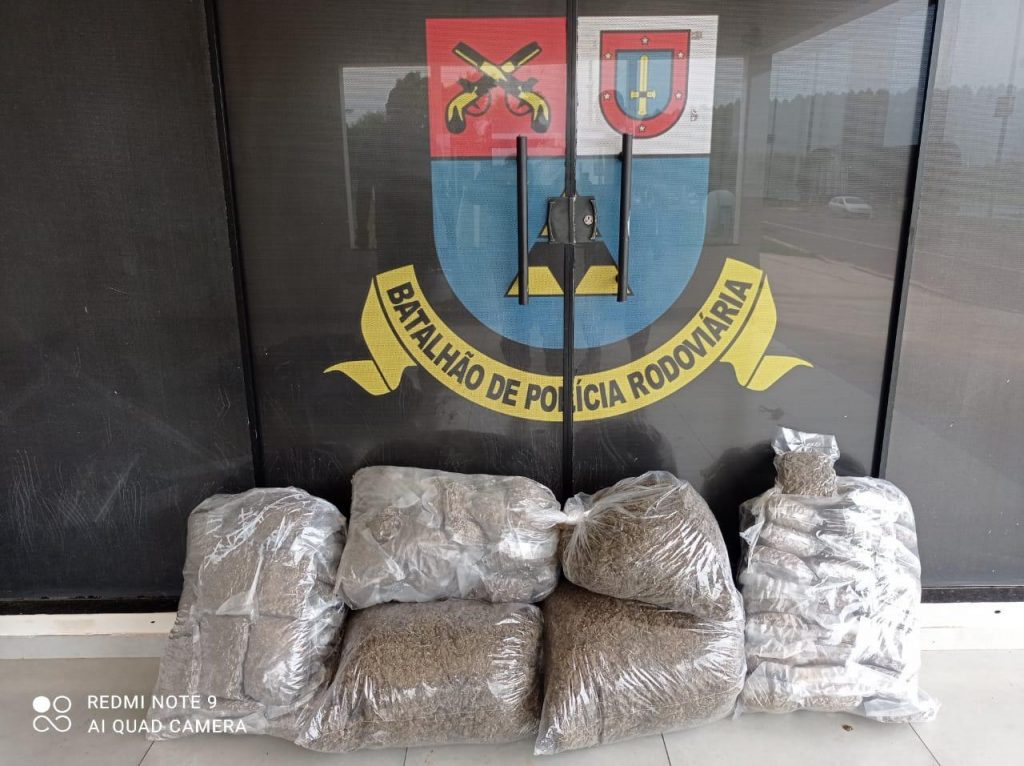 PRE apreende adolescente que transportava 53 kg de skunk na PR-323, em Perobal