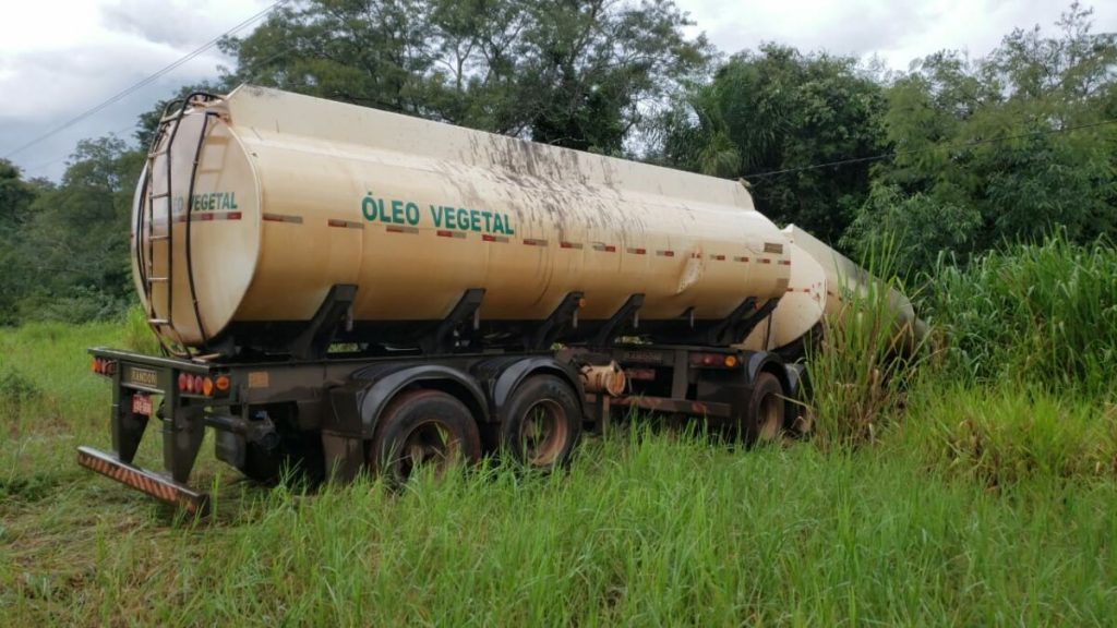 Caminhoneiro de Cascavel evita tragédia ao “jogar” caminhão-tanque para fora da pista na PR-158; carro estaria parado sobre a pista