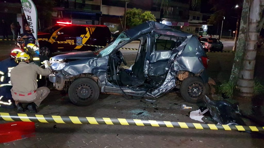 Gravíssima colisão entre F-250 e Sandero é registrada na Rua Pio XII, no Bairro Neva