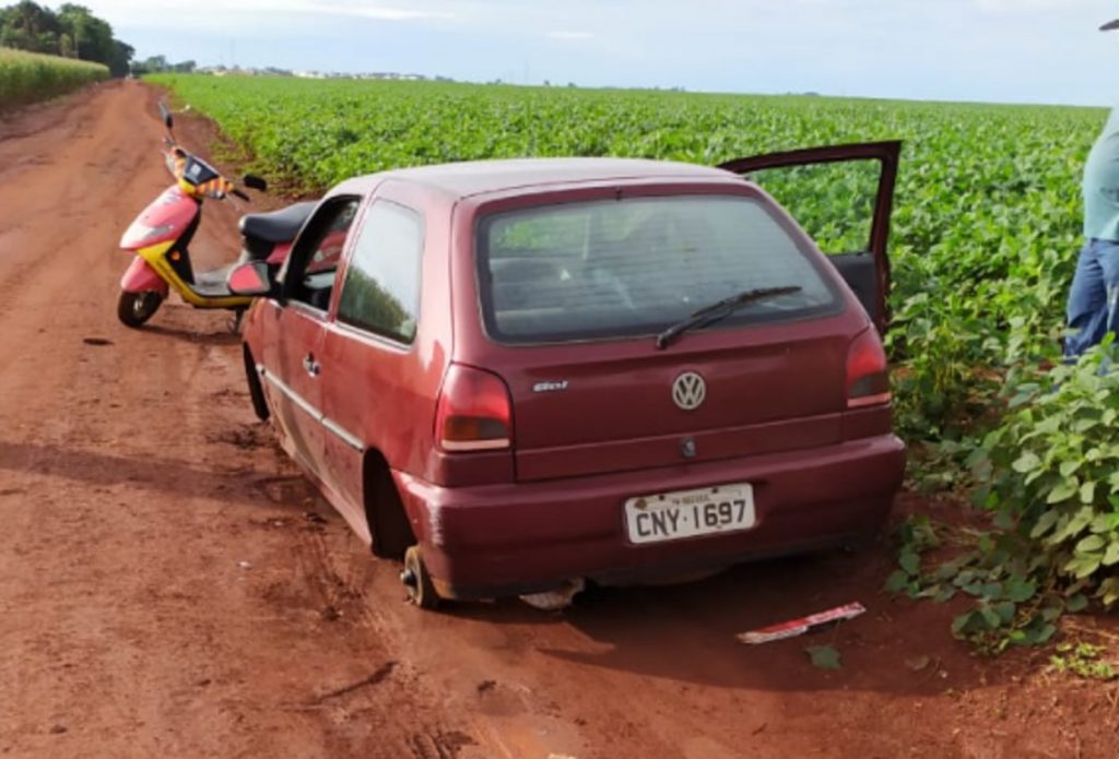 Sem as rodas, Gol é localizado abandonado na área rural de Cascavel