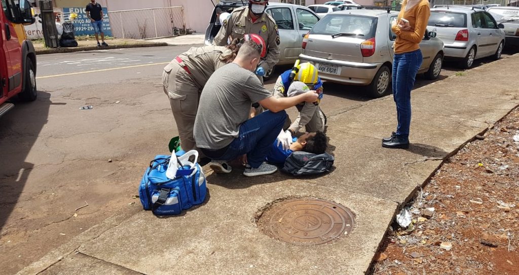 Motociclista fica ferido ao colidir contra Uno na Rua Erechim, no Centro