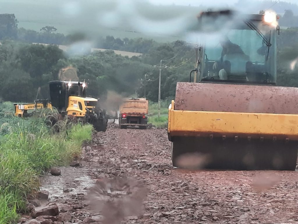 Operação Safra faz reparos em estradas, bueiros e pontes no interior de Cascavel Operação Safra faz reparos em estradas, bueiros e pontes no interior de Cascavel