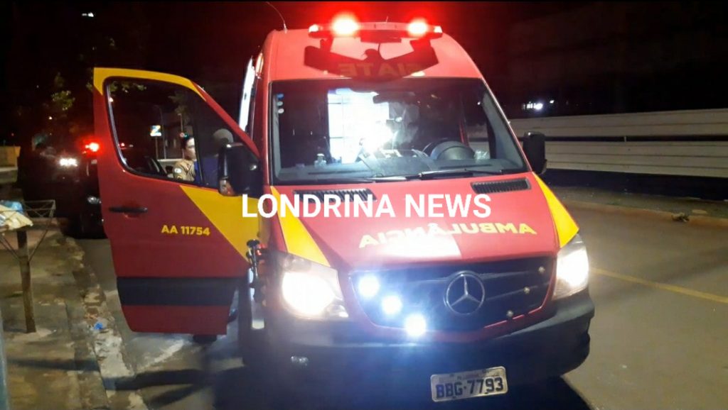 Homem é socorrido pelo Siate após sofrer convulsão depois de ser agredido em Londrina