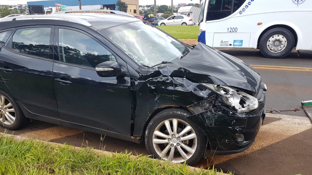 Hyundai é atingido por caminhão ao atravessar o Trevo da Portal, em Cascavel