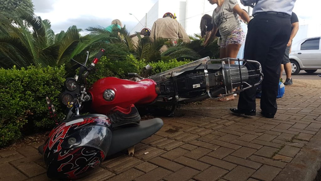Colisão entre carro e moto deixa homem ferido no Bairro Cancelli; Siate foi mobilizado
