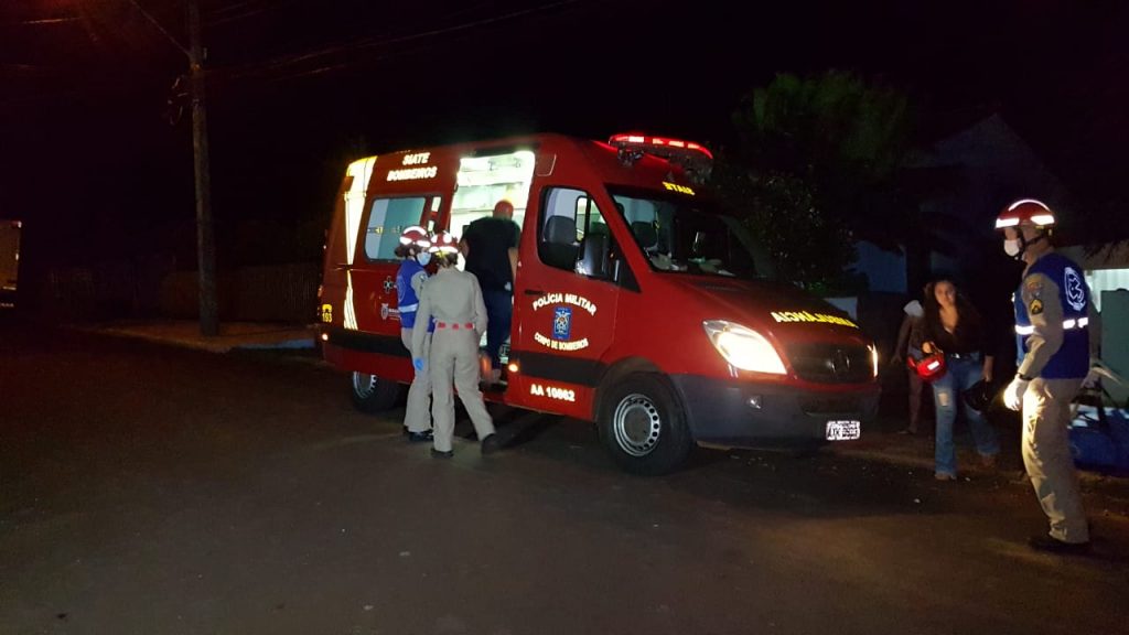 Moto ocupada por duas pessoas colide contra portão de residência no Guarujá; Siate foi acionado