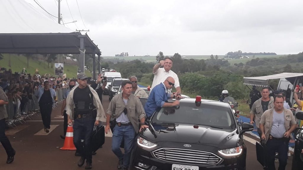 Bolsonaro acena para apoiadores na saída do Centro Treinamentos em Atletismo