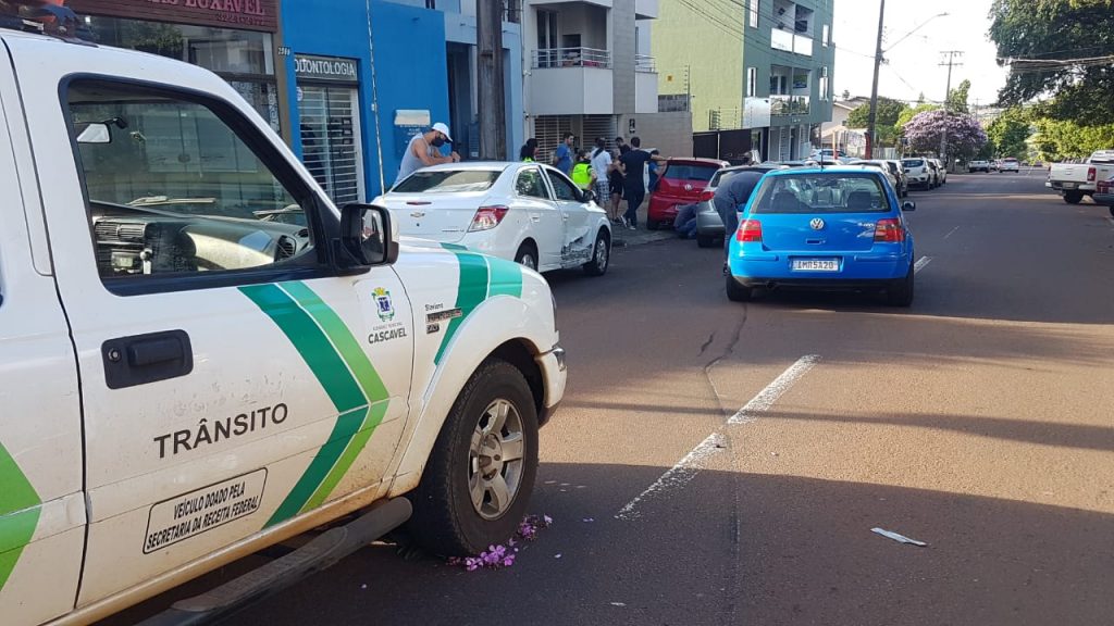 Quatro carros se envolvem em acidente no Centro Quatro carros se envolvem em acidente no Centro
