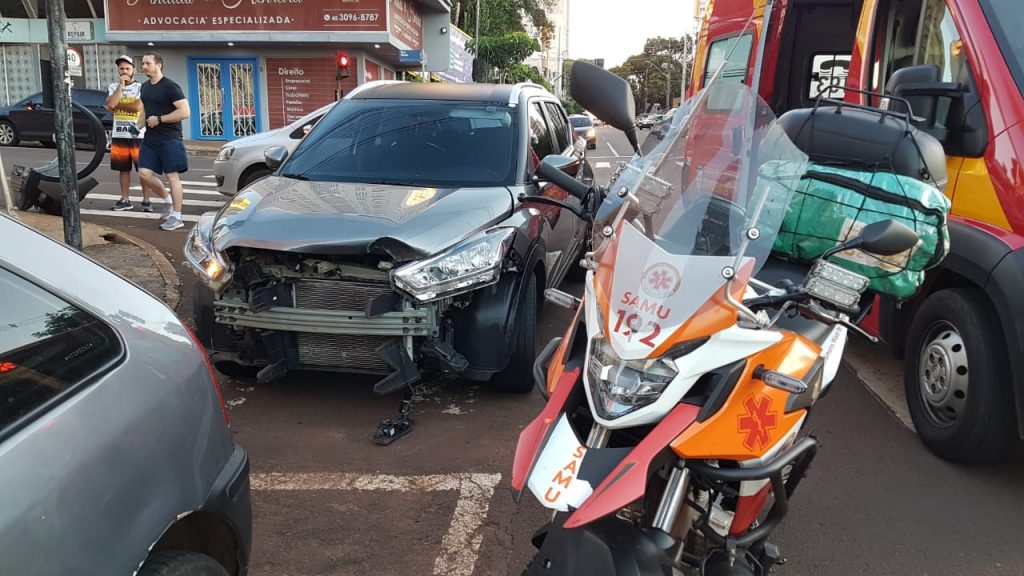 Motociclista fratura a perna em forte colisão contra carro no Centro de Cascavel