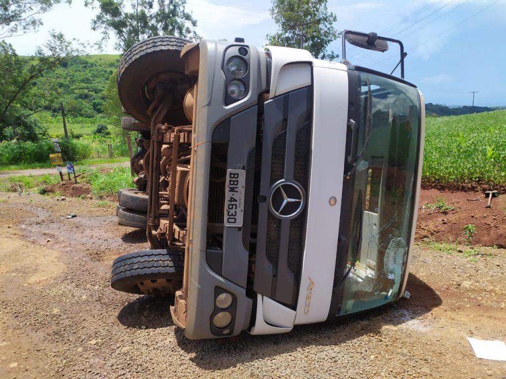 Caminhão de coleta de lixo tomba na área rural de Londrina