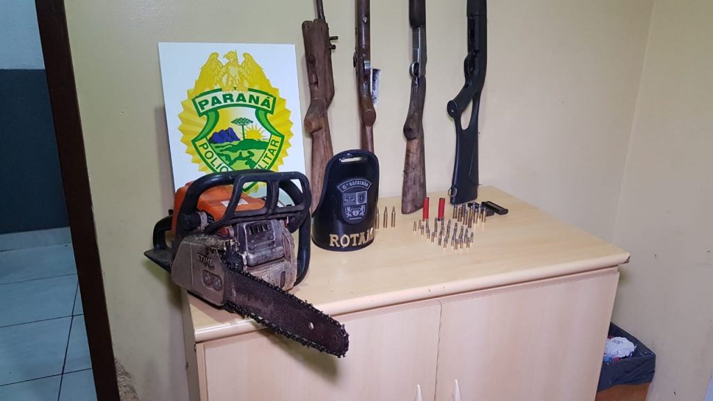 PM detém pai e filho, estoura desmanche, recupera carros, apreende quatro armas de fogo e munições em Santa Tereza do Oeste