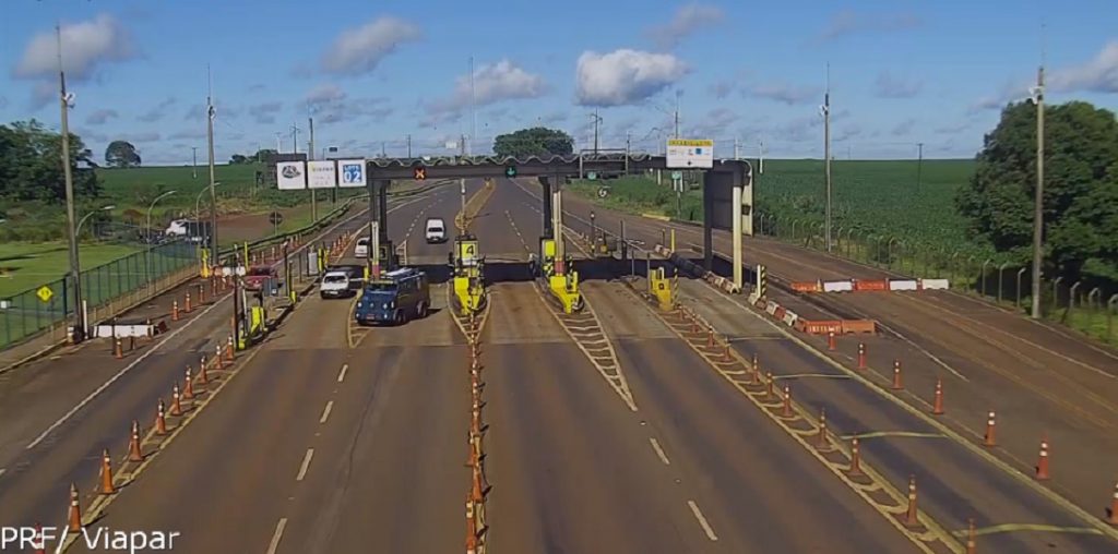 Vídeo registra momento em que Gol é abordado no pedágio da BR-369, em suposta tentativa de assalto