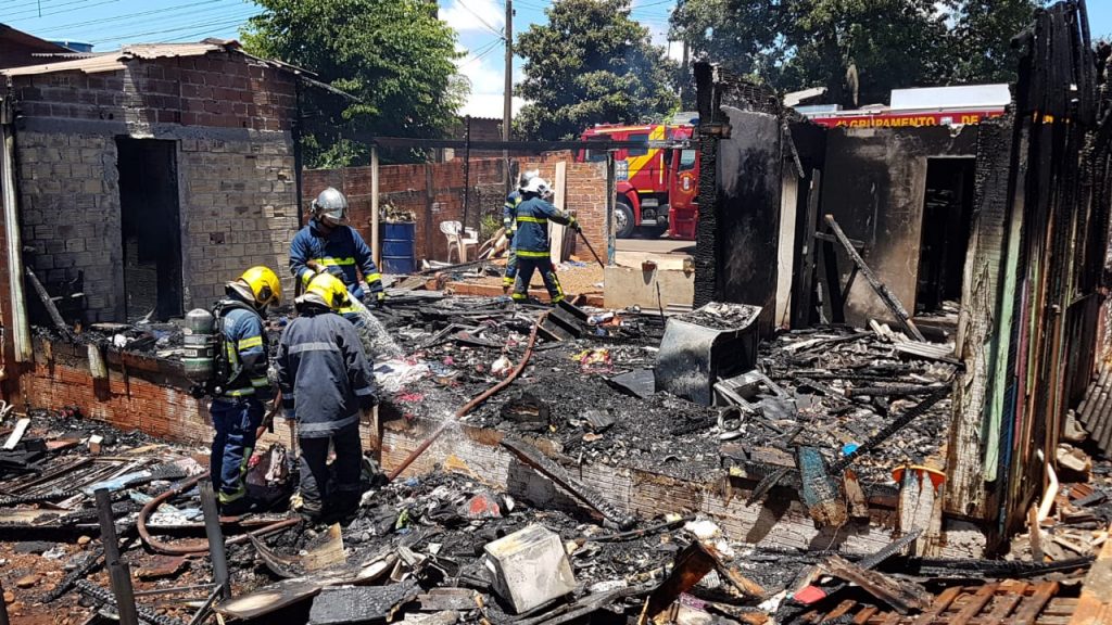 Casa fica destruída ao ser tomada por incêndio na Rua Nurburgring, no Bairro Interlagos