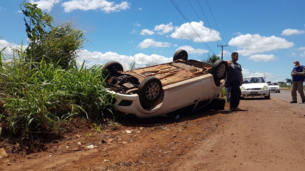 Mãe e filho ficam feridos em capotamento na Avenida Piquiri Mãe e filho ficam feridos em capotamento na Avenida Piquiri