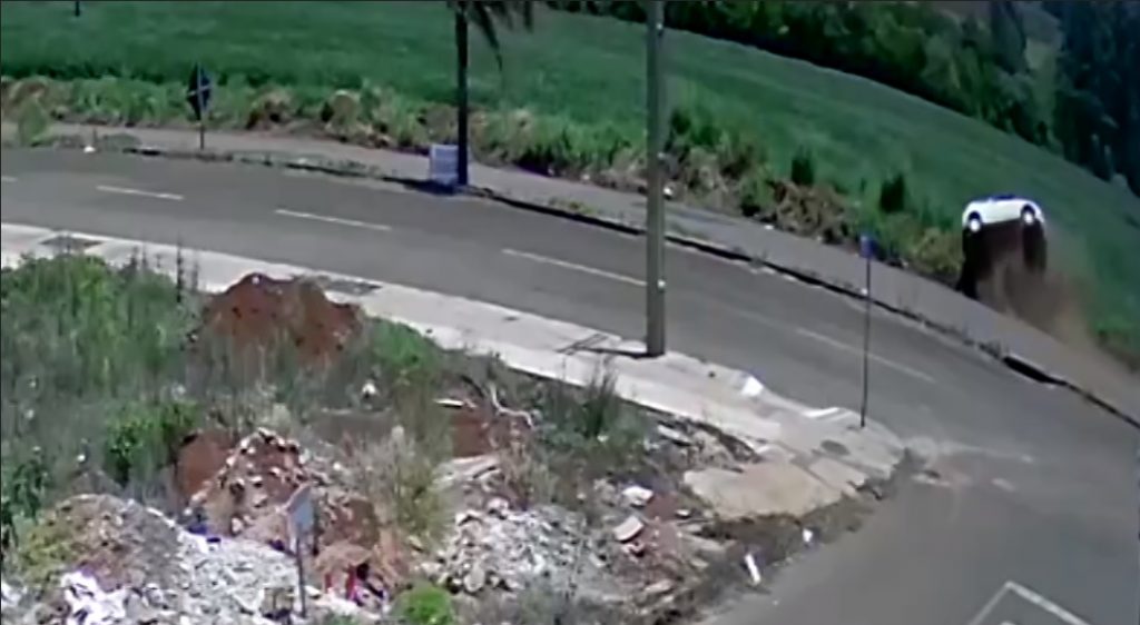 Câmera flagra capotamento que deixou mãe e filho feridos na Avenida Piquiri, em Cascavel