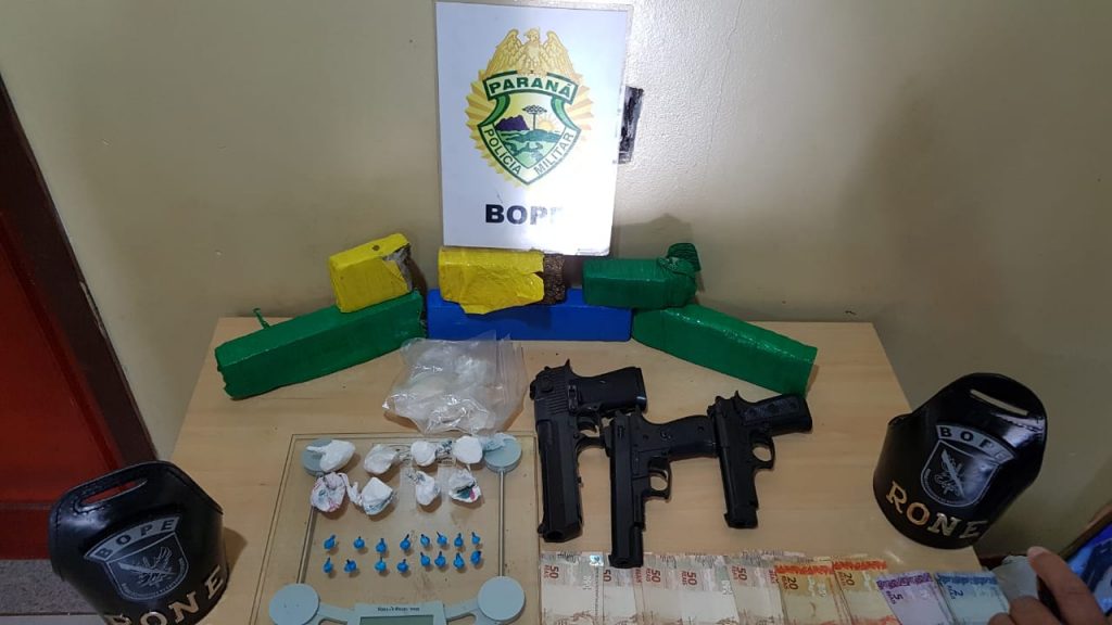PM detém dupla com maconha, cocaína, dinheiro e três simulacros de pistola no Interlagos