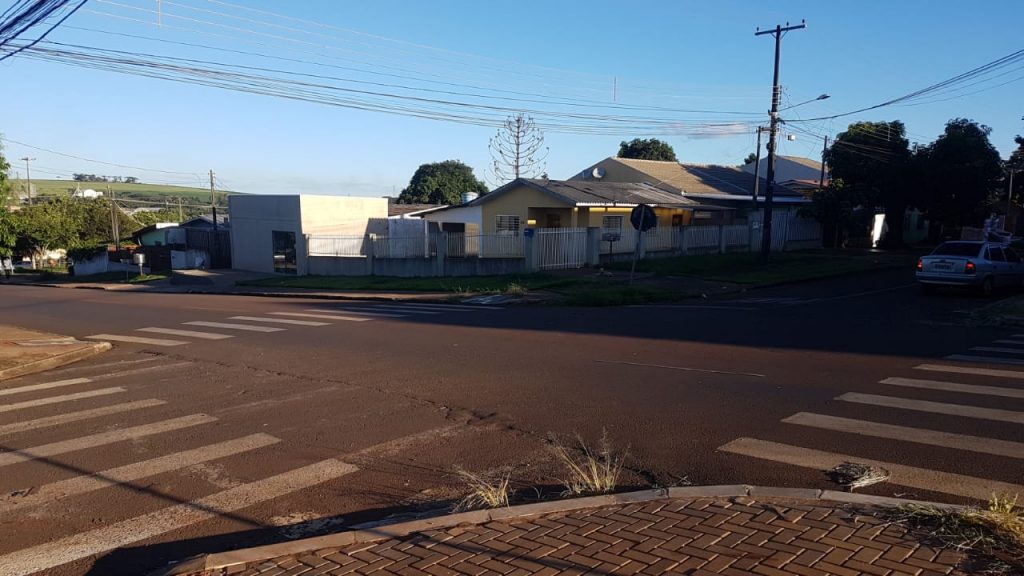 Após cair de escada jovem sofre contusão no joelho no Bairro Periolo