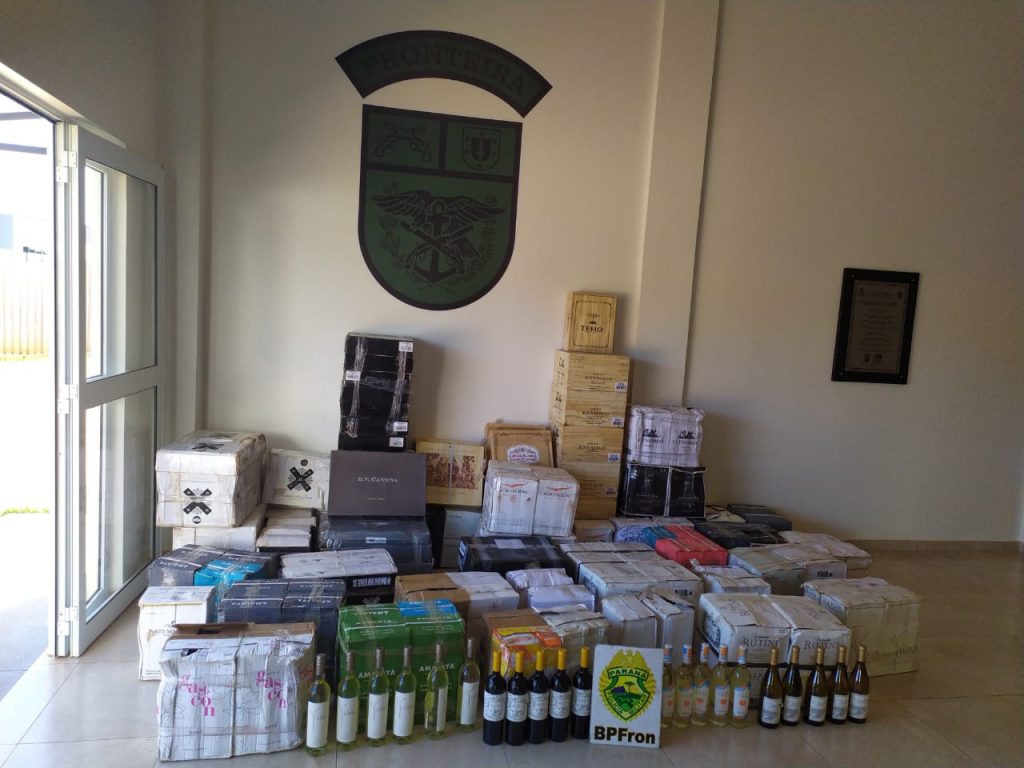 BPFron apreende 871 garrafas de bebidas de origem estrangeira em Santo Antônio do Sudoeste