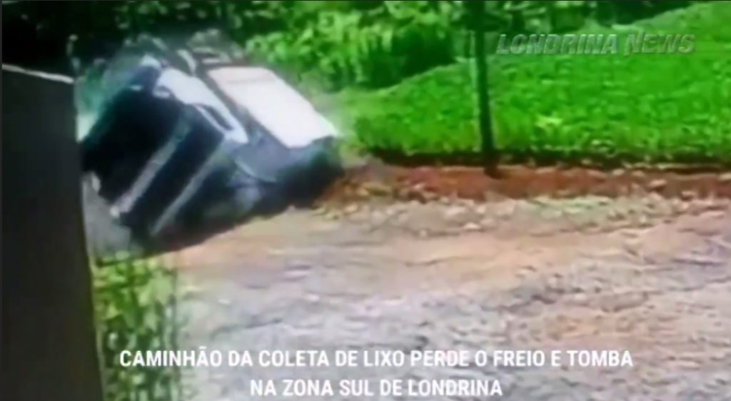 Câmeras de segurança flagram momento em que caminhão da coleta de lixo tomba em Londrina