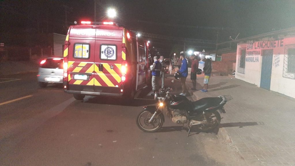 Passageiro de moto fica ferido em colisão contra carro na Rua Leonardo da Vinci, no Interlagos