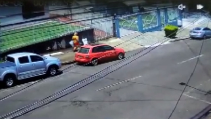 Câmera mostra momento em que coletor deixa caixa com 