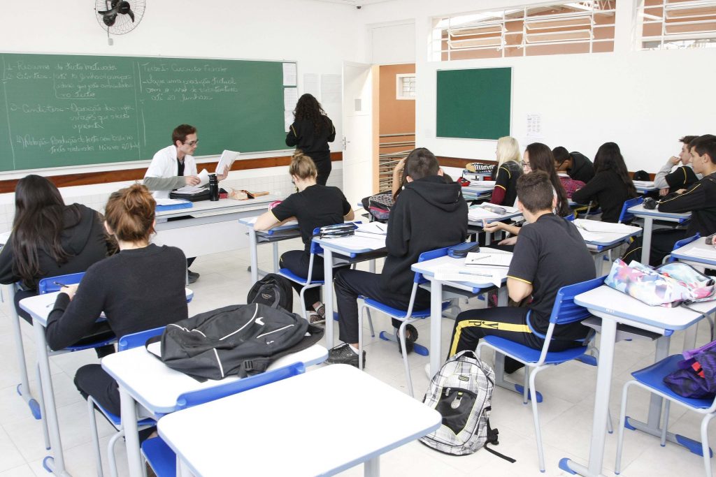 Resolução diz que os professores que integram o grupo de risco poderão desenvolver trabalho presencial Resolução diz que os professores que integram o grupo de risco poderão desenvolver trabalho presencial