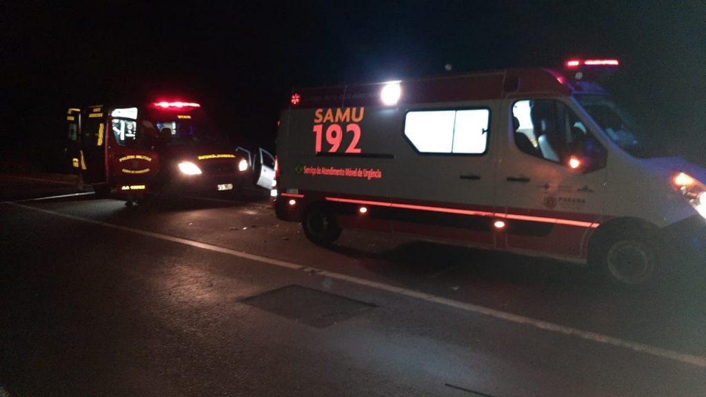 Siate socorre homem encarcerado em acidente entre Ranger e Meriva na BR-467