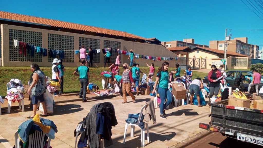 Varal Solidário é realizado por grupo de jovens na Rua Caieiras, no Conjunto Riviera Varal Solidário é realizado por grupo de jovens na Rua Caieiras, no Conjunto Riviera