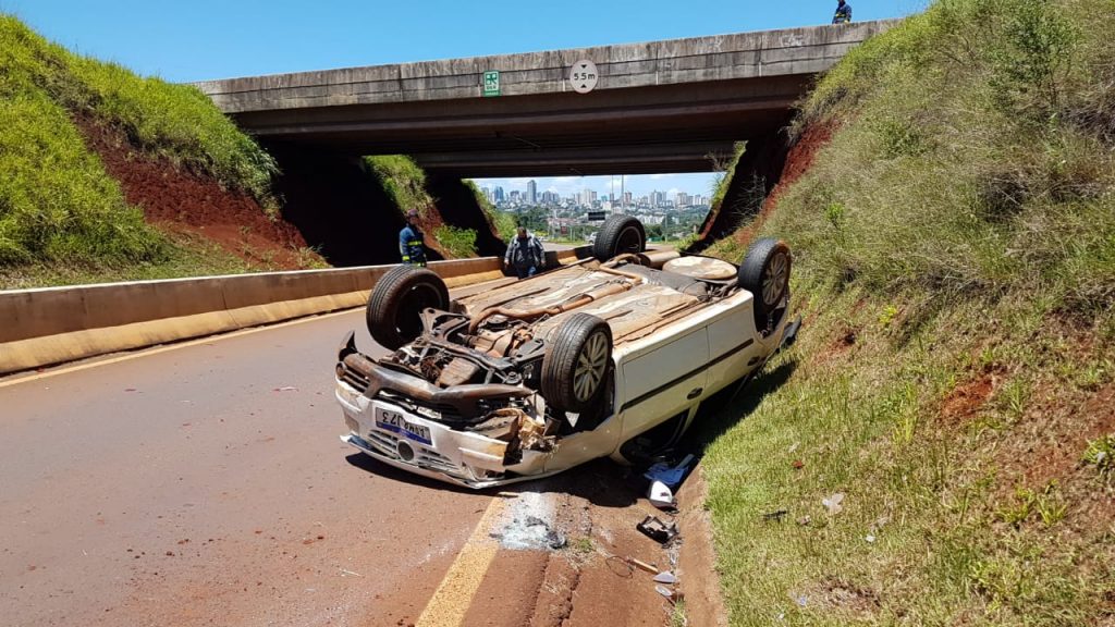 Jovem de 21 anos perde o controle, bate em barranco e capota carro na alça de acesso à Rua Jorge Lacerda Jovem de 21 anos perde o controle, bate em barranco e capota carro na alça de acesso à Rua Jorge Lacerda