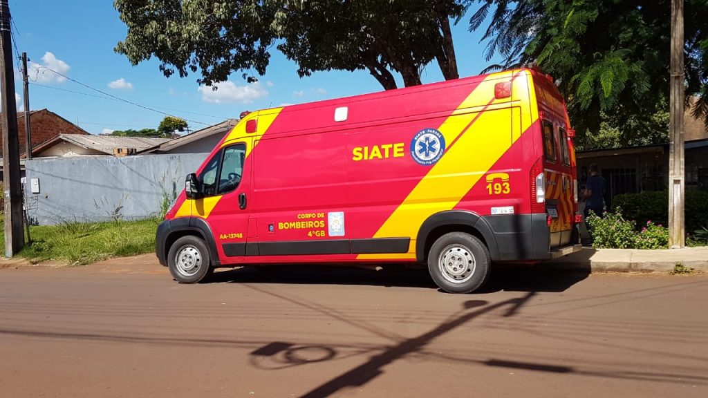 Após escorregar e cair na calçada, mulher fica ferida e Siate é mobilizado Após escorregar e cair na calçada, mulher fica ferida e Siate é mobilizado