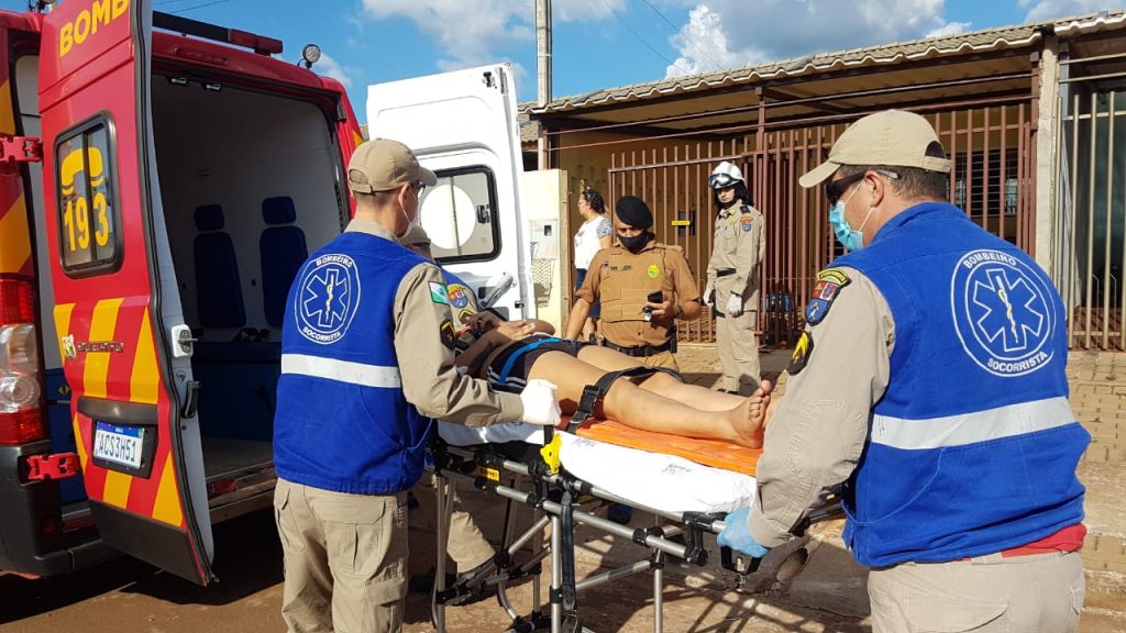 Mulher que teria sido agredida pelo companheiro dentro de veículo é socorrida no Bairro Morumbi Mulher que teria sido agredida pelo companheiro dentro de veículo é socorrida no Bairro Morumbi