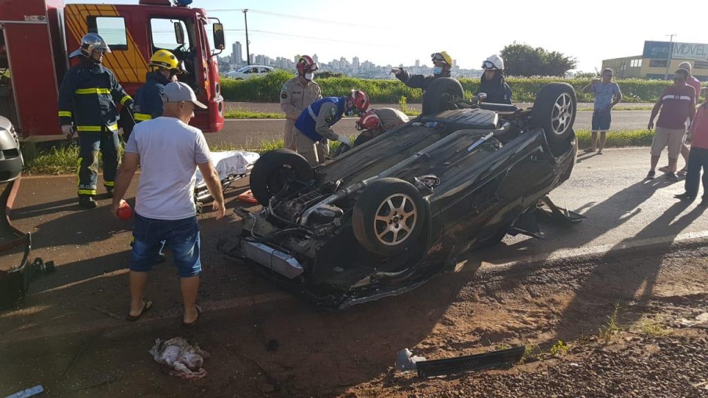 Homem capota Uno após não perceber lombada na marginal da BR-467, em Cascavel Homem capota Uno após não perceber lombada na marginal da BR-467, em Cascavel