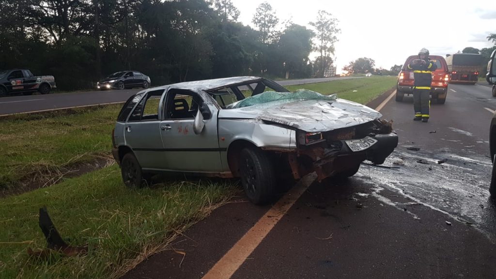 Carro conduzido por menor de 16 anos capota e três ficam feridos na BR-467 Carro conduzido por menor de 16 anos capota e três ficam feridos na BR-467
